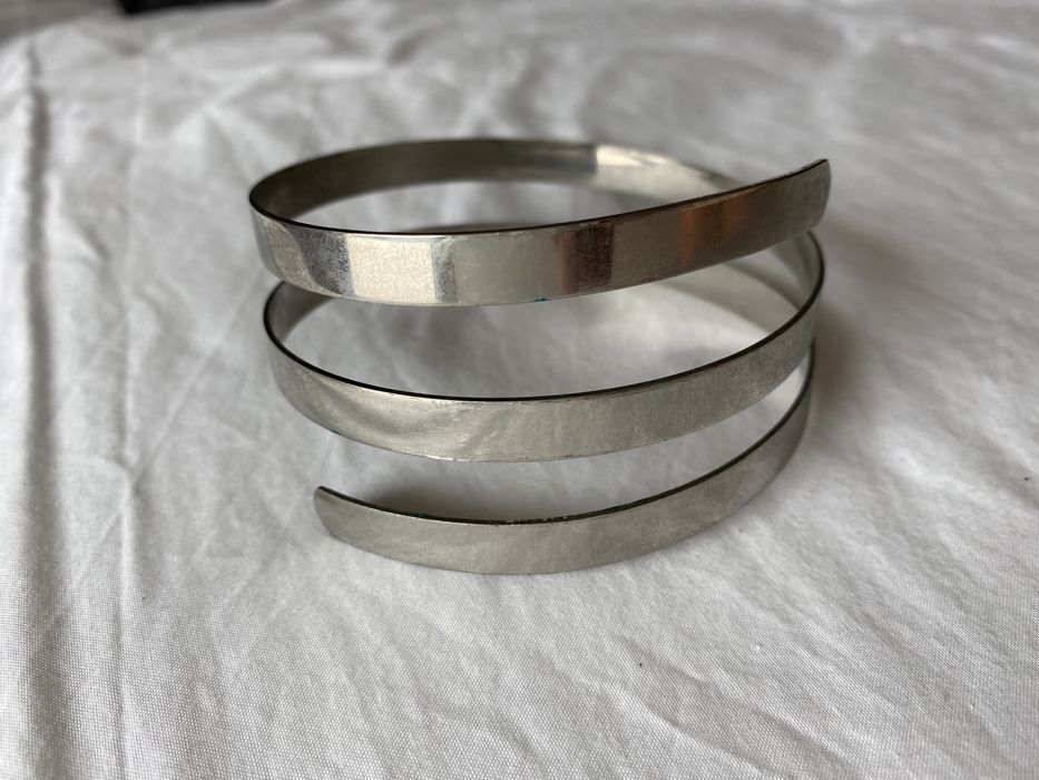 Colares de missangas, brincos e pulseira de braco