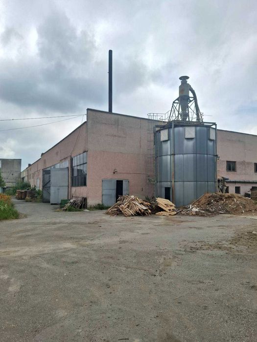 Продаю виробничо-складський комплекс 4070м2 та 1.2 га землі. Поруч дорога Н-10.