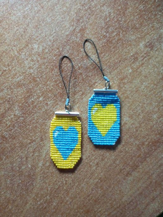 Продаж прикрас і брелоків з бісеру