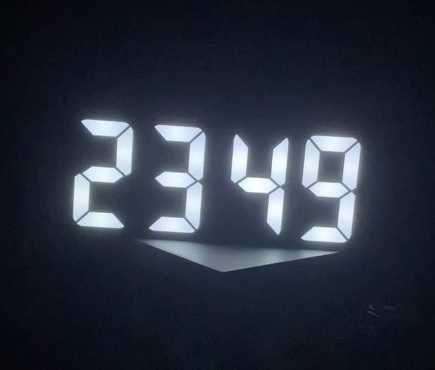 Zegar elektroniczny cyfrowy z budzikiem zasilany bateriami lub z USB