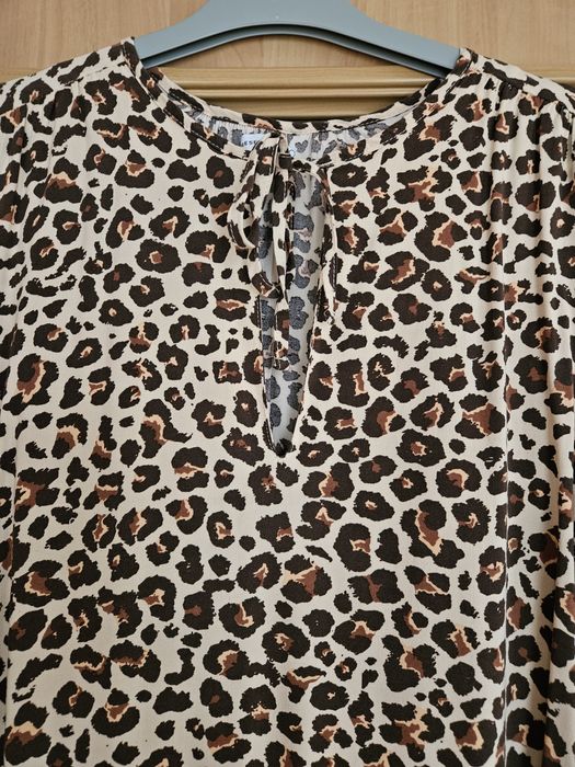 Sukienka w panterkę długi rękaw