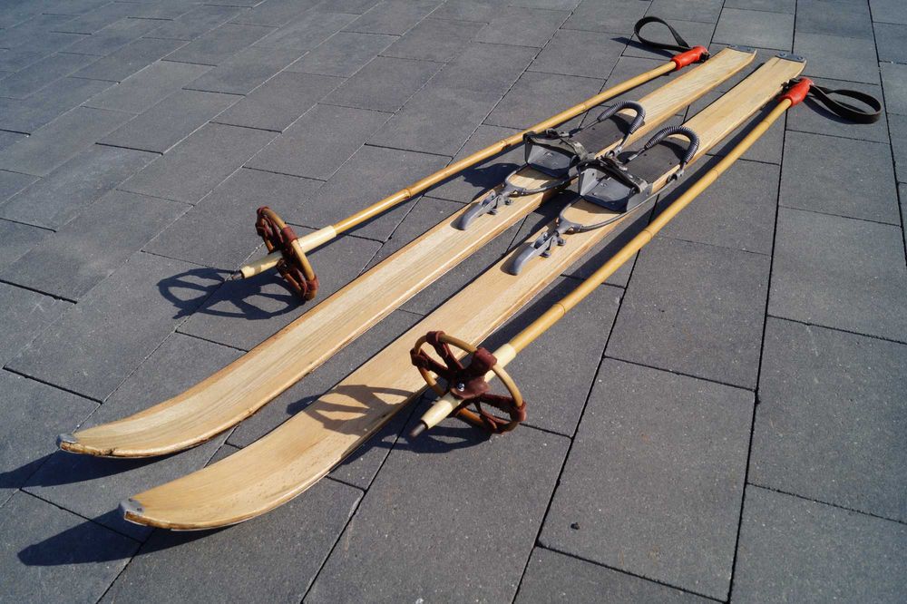 Stare narty drewniane 130 cm z kijkami