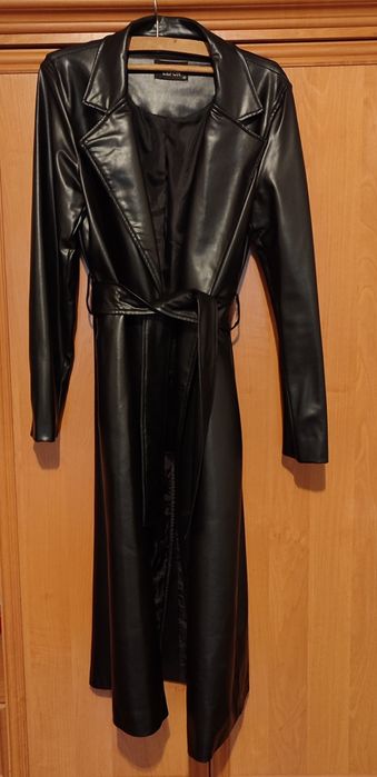 Чорний плащ з екошкіри