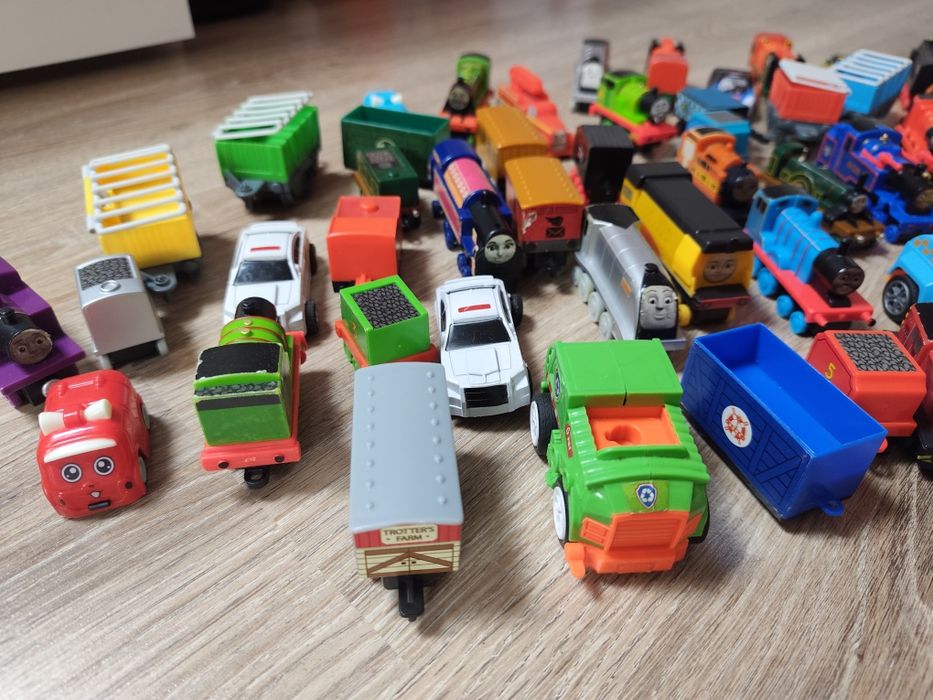 Zestaw małych autem i pociągów