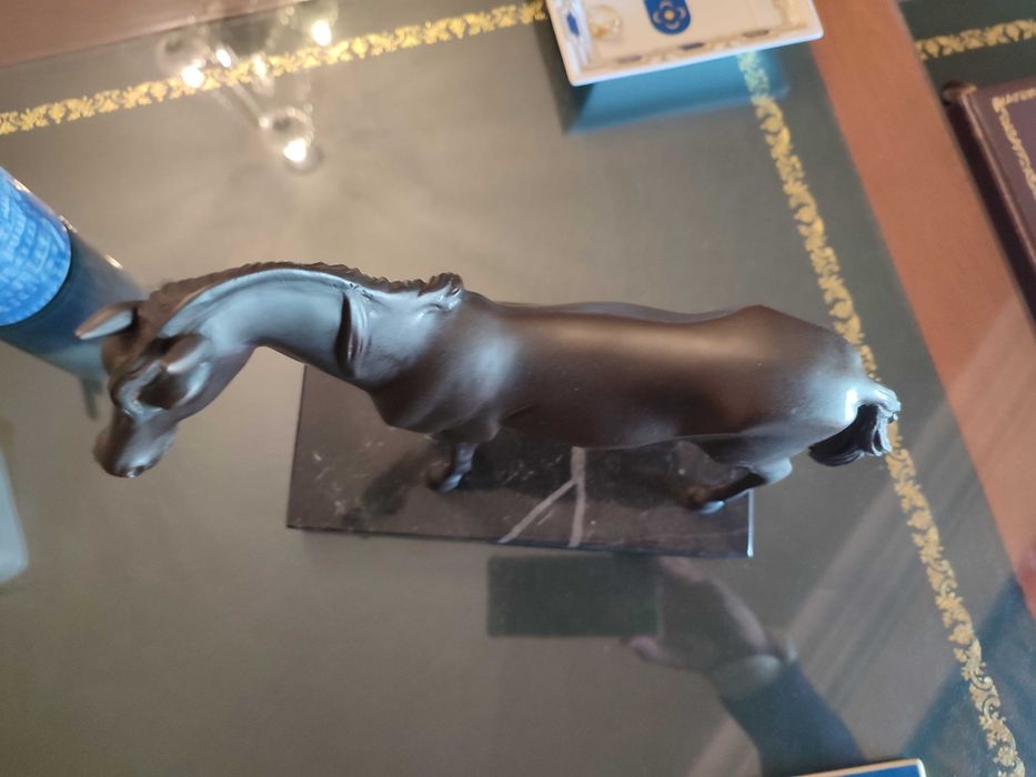 Cavalo peça decorativa com base em marmore