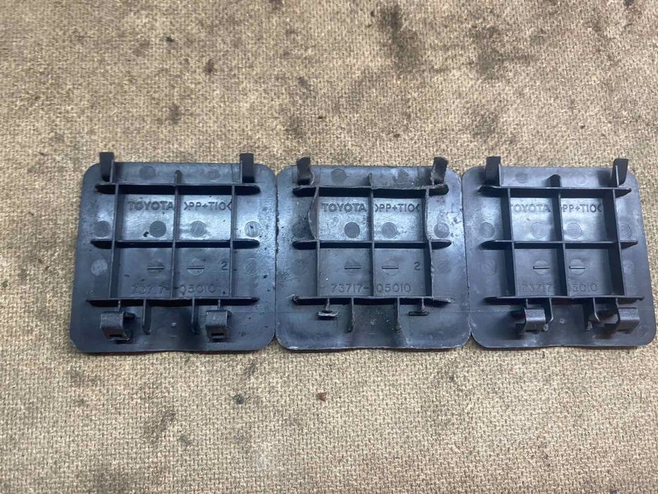 Заглушки кріплення дитячого крісла для Тойота Авенсіс т25 в салон