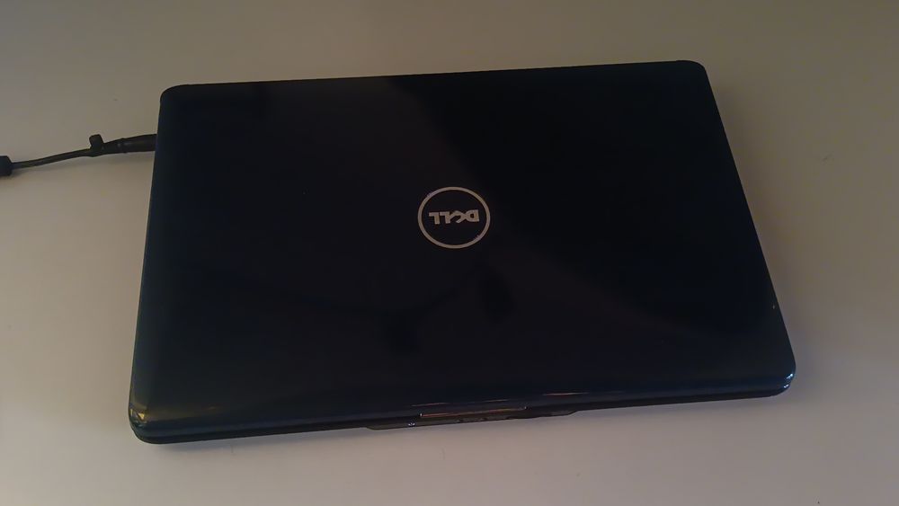 Ноутбук Dell Inspiron 1545 (15.6" / ) — працює від мережі