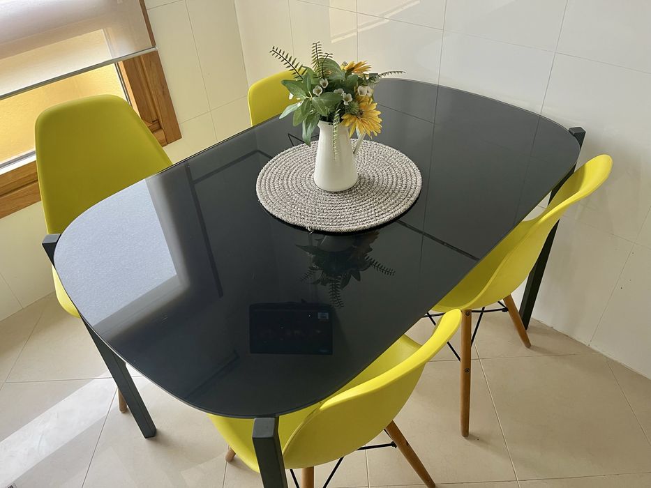 Mesa tampo vidro preto e 4 cadelras