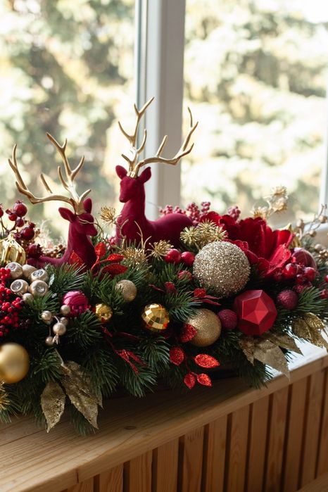 Новорічна композиція з оленями, різдвяний декор в дерев'яному кашпо