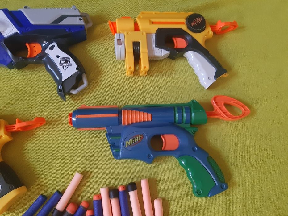 Colecção de 8 lançadores de dardos Nerf,  com os dardos de espuma