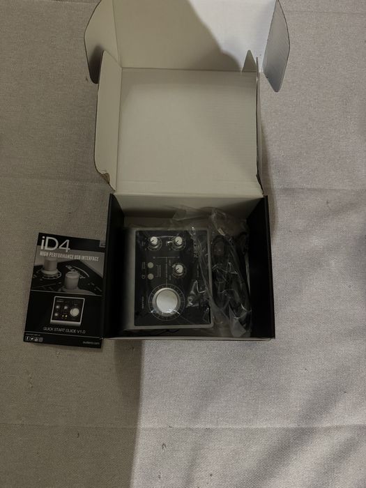 Pack Estúdio: Interface Audient iD4 + Cabo Fender
