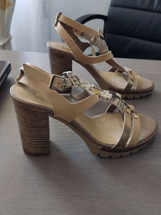 Calçado para senhora nr. 36 usado 1 vez

Botins em pele camel marca Fá
