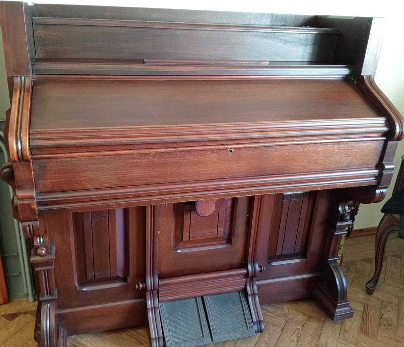 Órgão antigo com pedais – Harmonium americano (Worcester, Mass. USA)