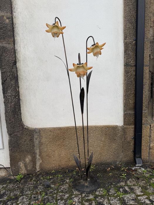 Candeeiro de pe alto com flores