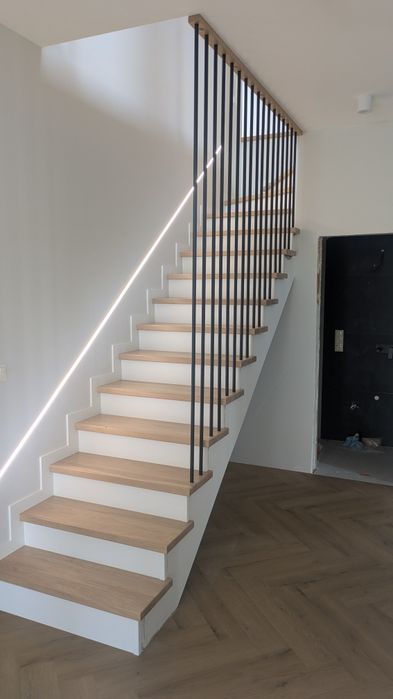Schody drewniane balustrady
