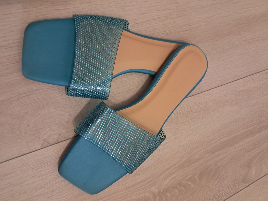 Шльопанці жіночі розмір є 40 та 38