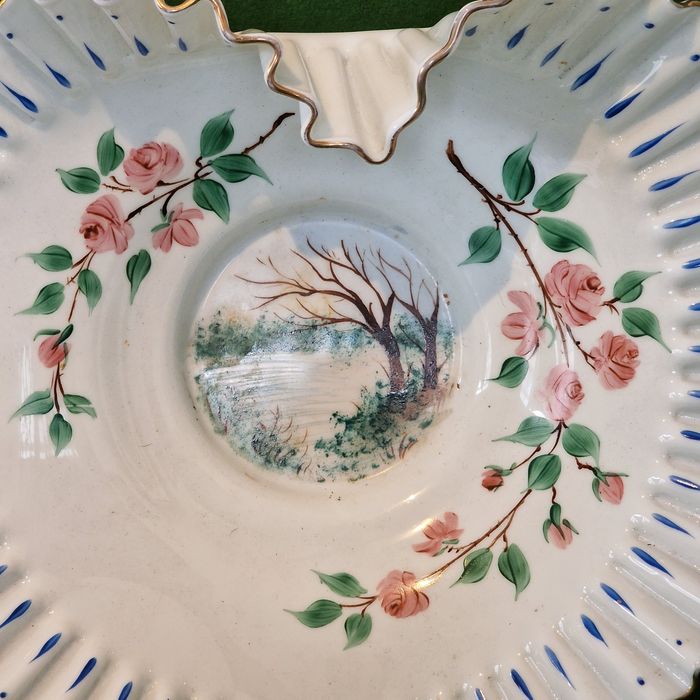Grande centro de mesa em vidro opalino com folhos