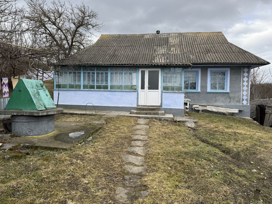 БУДИНОК біля лісу