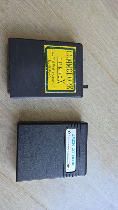 Commodore 64 - zestaw (komputer, magnetofon, joysticki,  cartridge, kasety z oprogramowaniem i grami)