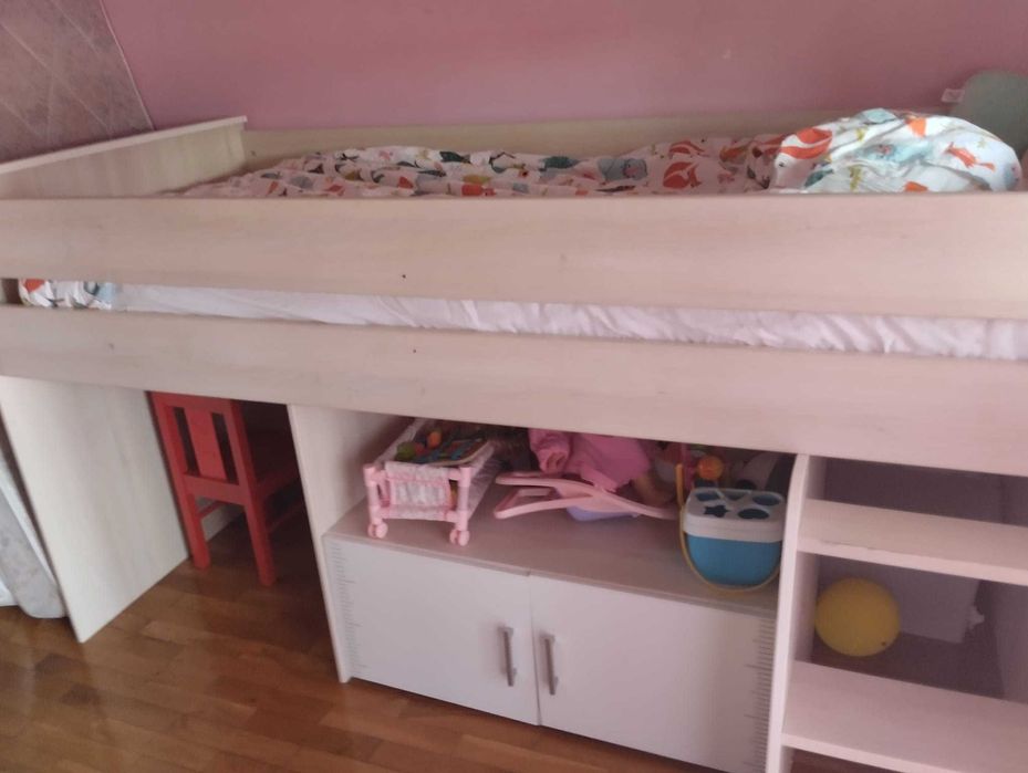 Cama beliche com secretária