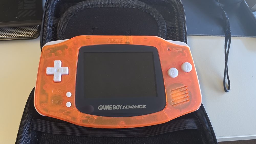 Game Boy Advance AGB-001 com ecrã IPS retroiluminado — laranja transparente