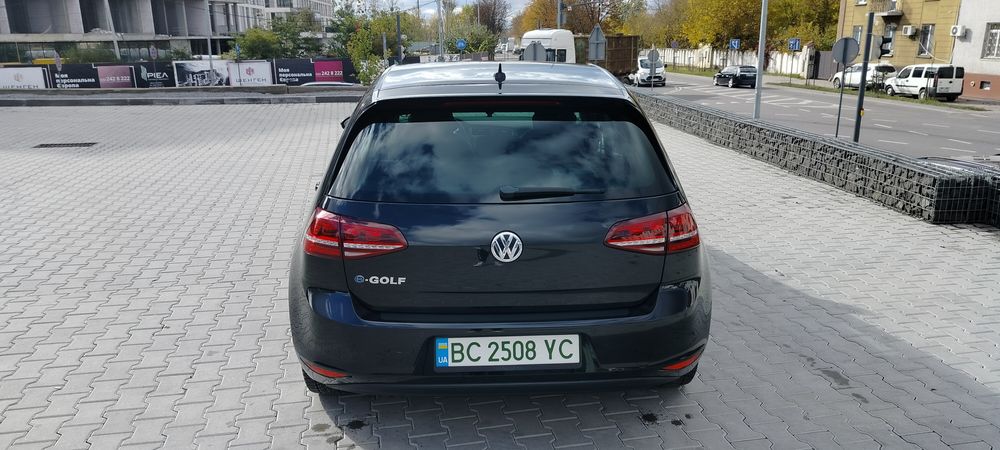 Продам E-Golf 2016 року.