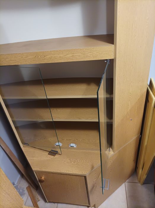 Regał narożny  częściowo przeszklony