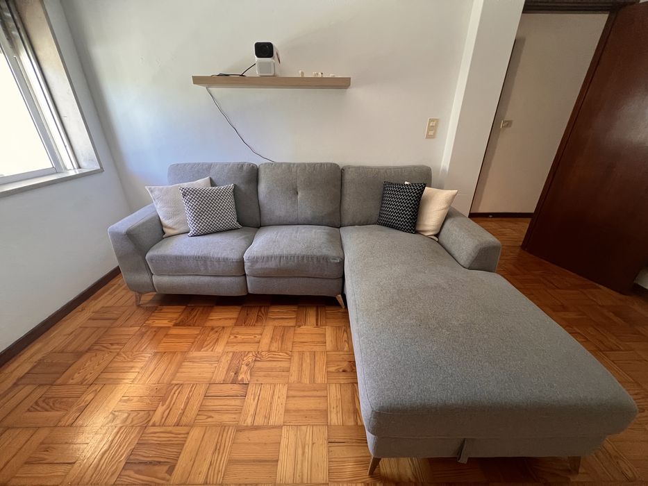 Sofá de 3 lugares com chaise longue cinzento da Conforama - URGENTE