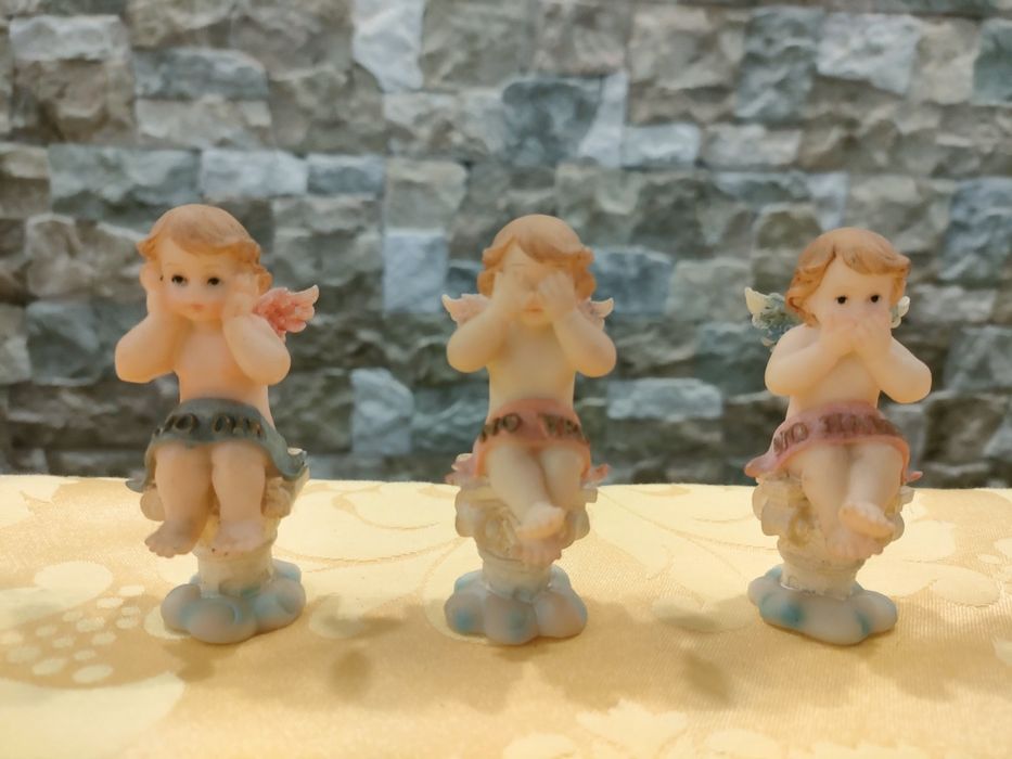 Três anjinhos decorativo.