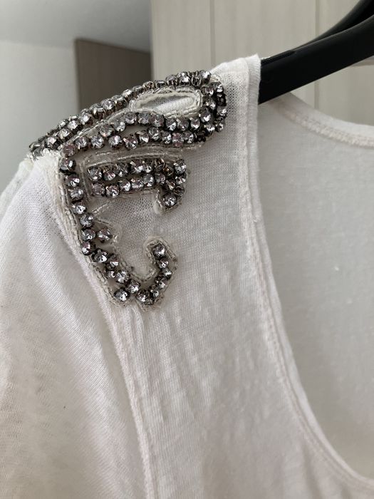 T -shirt zara com brilhos no ombro