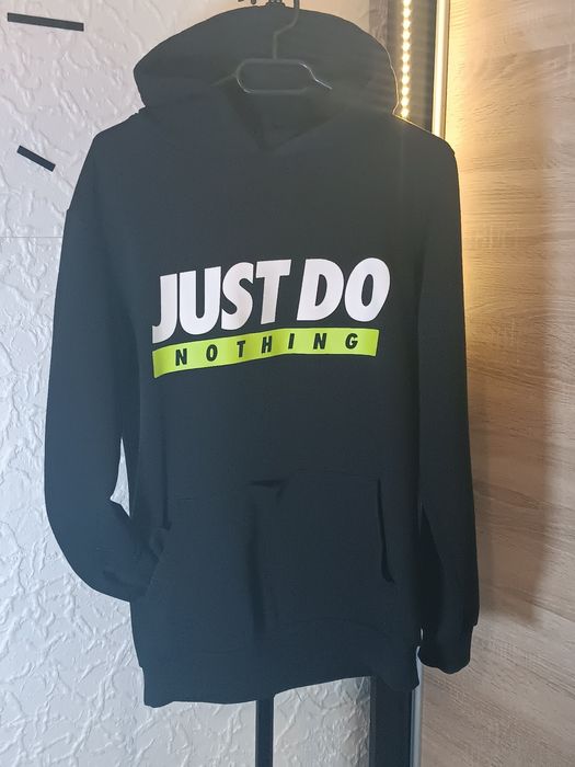 Bluza z napisem "Just Do Nothing"
