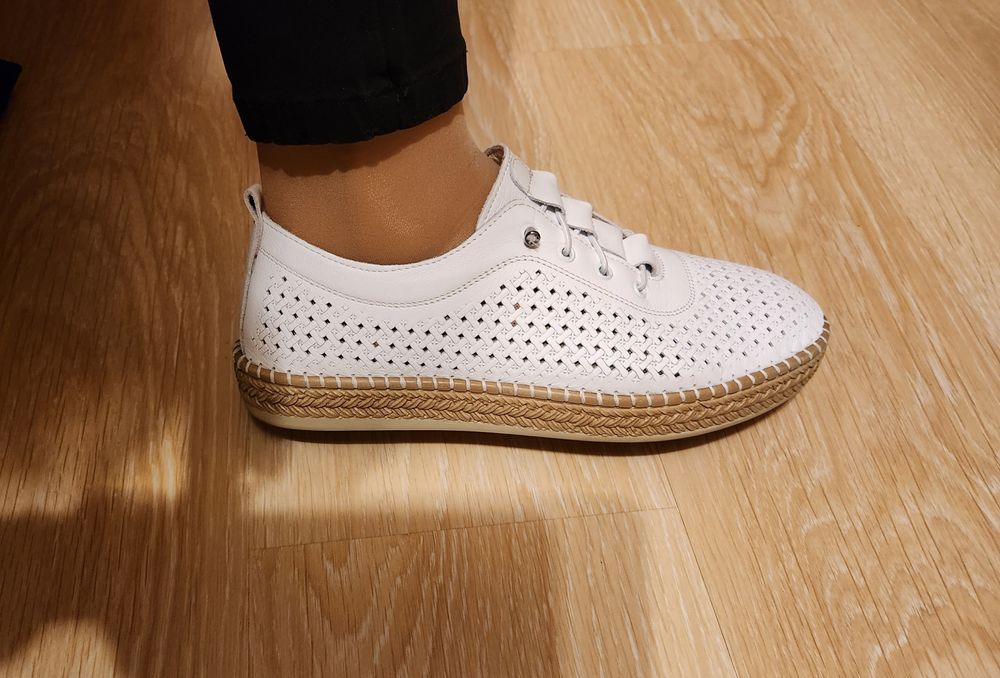 Женские ,кожаные перфорированные .