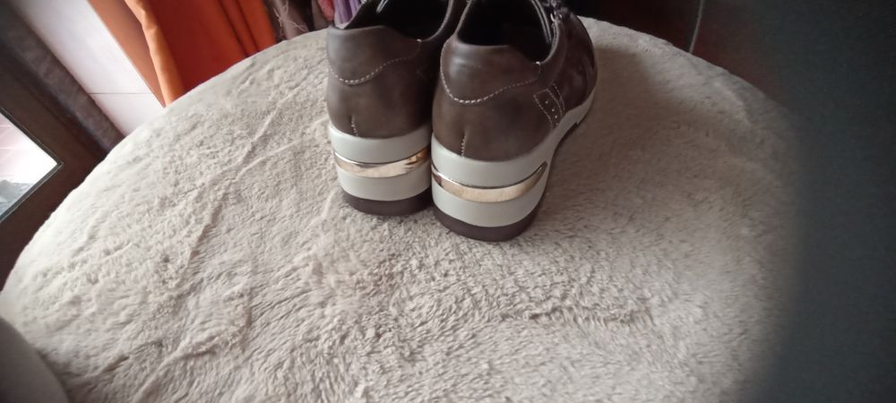 Sapatos desportivos castanhos