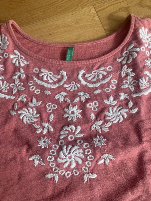 Bluzka firmy  Benetton z haftem