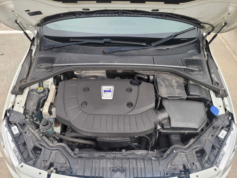 Volvo V60 I D5 2.4 215cv R-Design, 130.320km. Manutenção feita por mecânico qualificado, peças com faturas. Em uso diário. Caixa/direção com desgaste.
