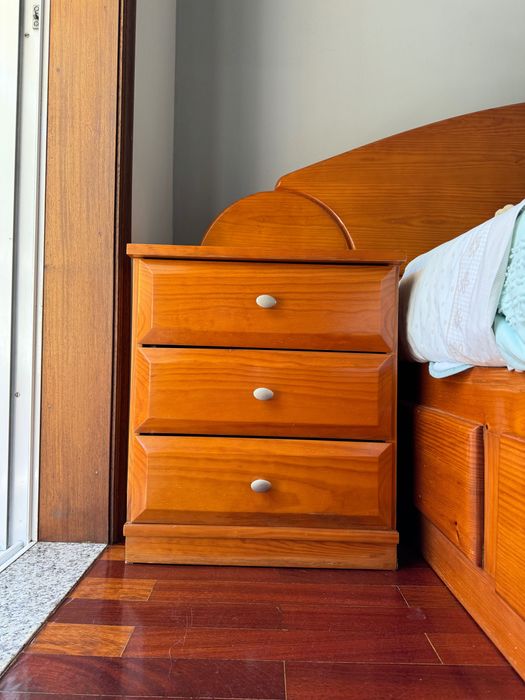 Cama de casal com mesinhas de cabeceira