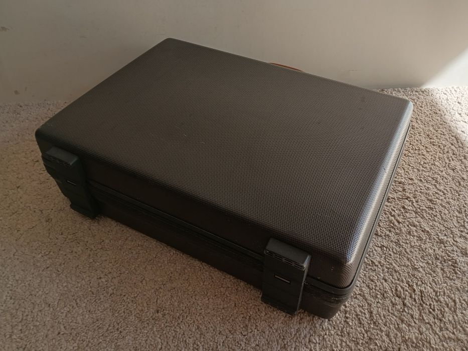 Mala executiva clássica rígida, marca DESLEY, medidas 47/36/15cm
Exemp