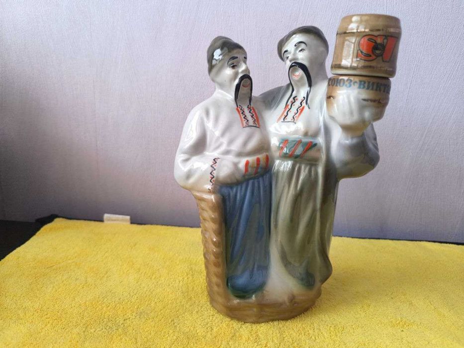 коллекционный фарфоровый штоф (графин), «Два кума» или «Казаки».