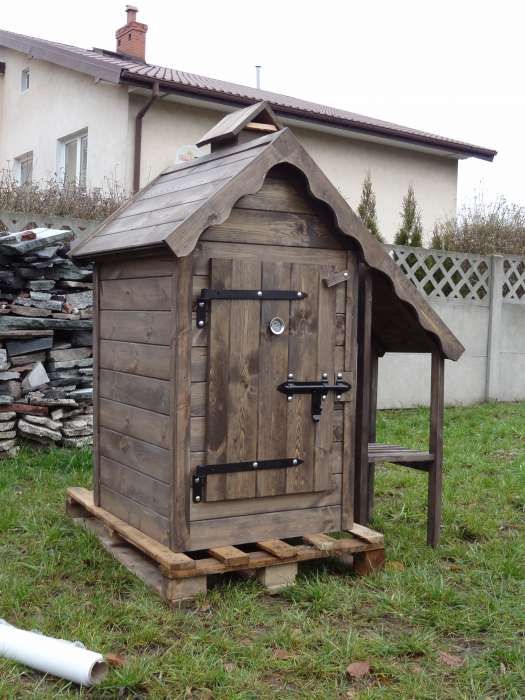 Wędzarnia ogrodowa drewniana.