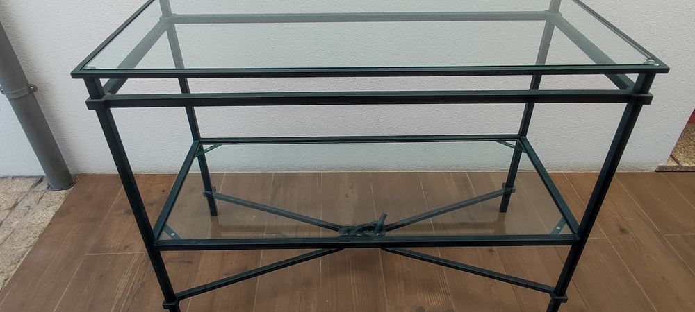 Mesa em metal e vidro