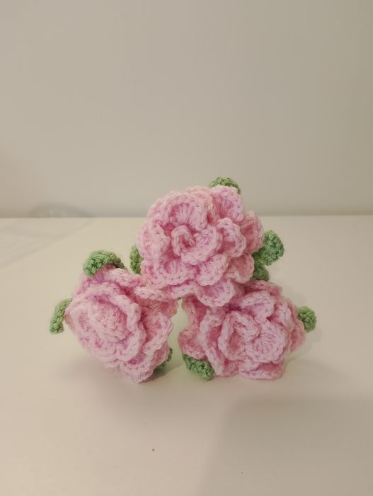 Kwiaty na szydełku rękodzieło