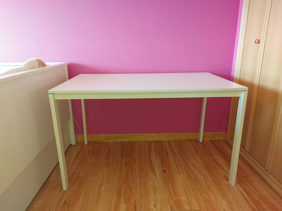 Mesa branca com superfície em melamina e estrutura de metal