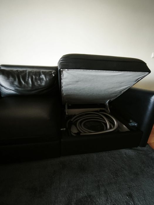 Sofá de 3 lugares preto, com puff com arrumação