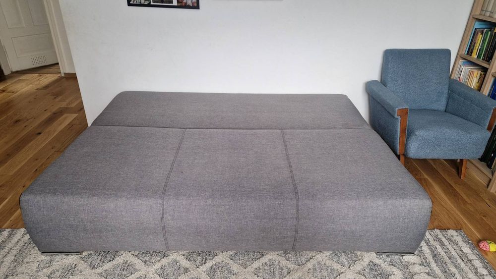 Szara sofa z funkcją spania