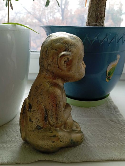 Декоративная фигурка сидящей обезьяны керамика