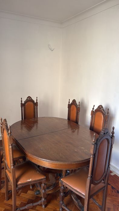 Mesa antiga de madeira