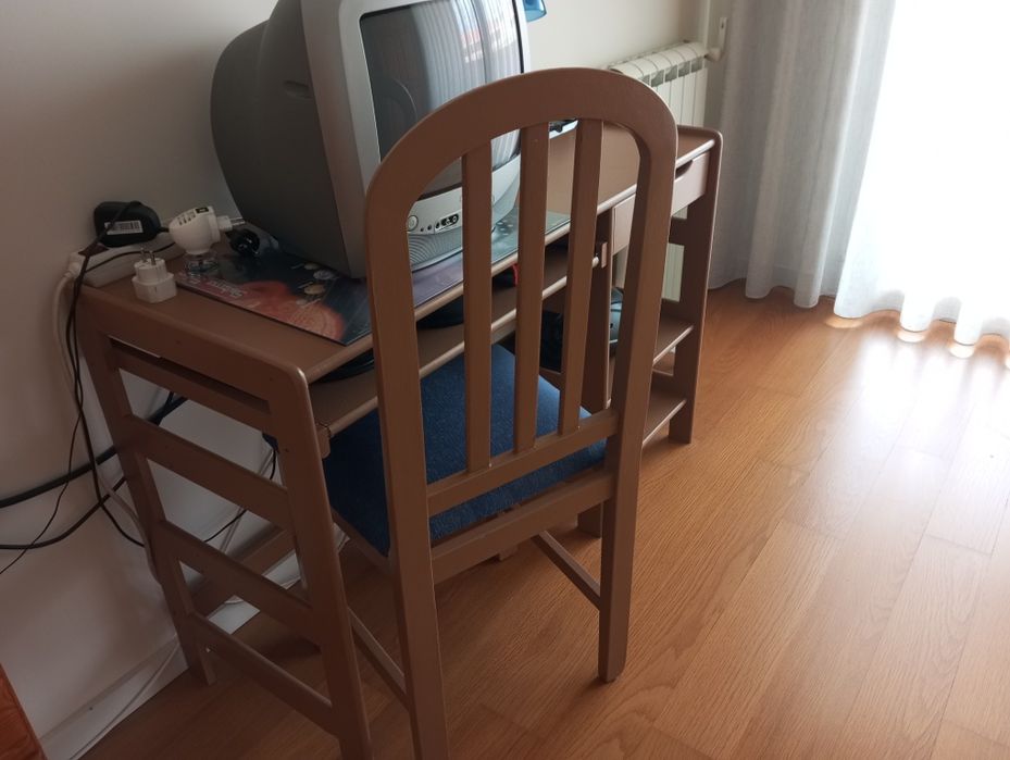 Secretária com cadeira