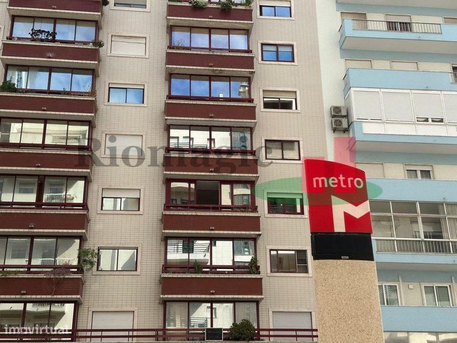 Metro Laranjeiras - Est. Luz - Lisboa - Apartamento T3 com Varandas...