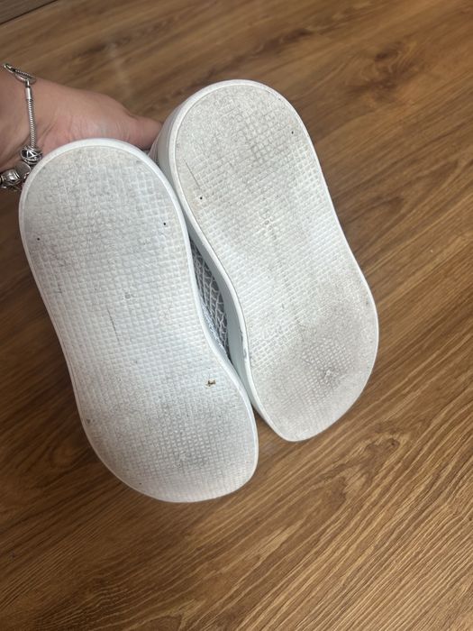 Białe ażurowe sneakersy z koronką z motywem kwiatowym na platformie