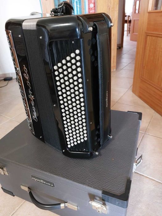 Acordeão CAVAGNOLO Vedette 10, como novo, 4 vozes e 120 baixos, com caixa original da marca, estado impecável